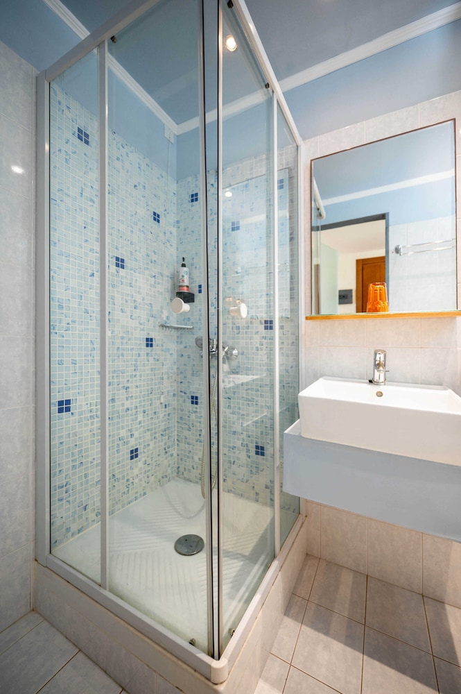 Double or Twin Room, Sea View thumbnail 6