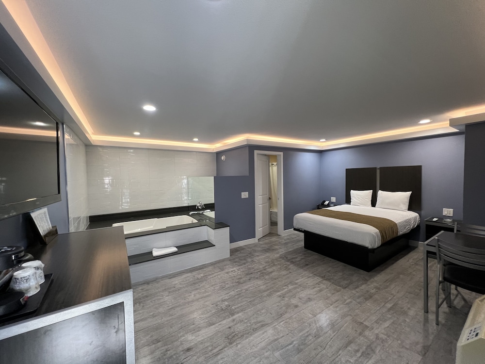 Deluxe Room, 1 Queen Bed, Smoking, Jetted Tub
