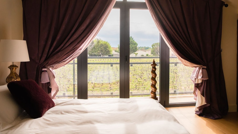 Deluxe Double Room, 1 King Bed photo 3
