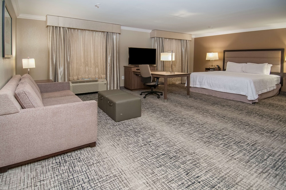Room, 1 King Bed, Accessible (Mobility & Hearing, Roll-in Shower) photo 2