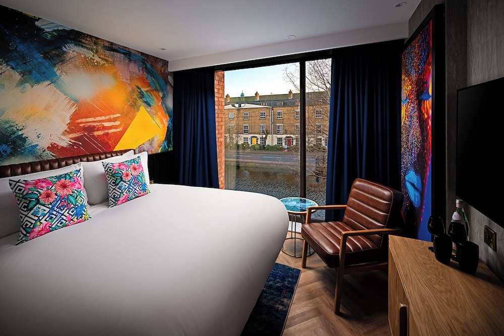 Deluxe Room, 1 Double Bed, Canal View
