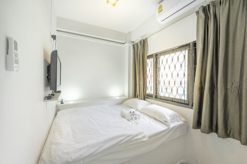 Basic Double Room, No Windows photo 3