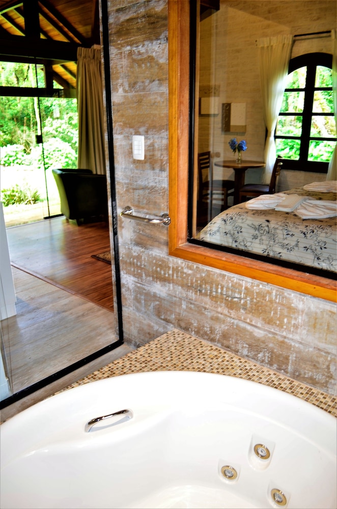 Design Suite, 1 King Bed, Jetted Tub, Garden Area photo 1