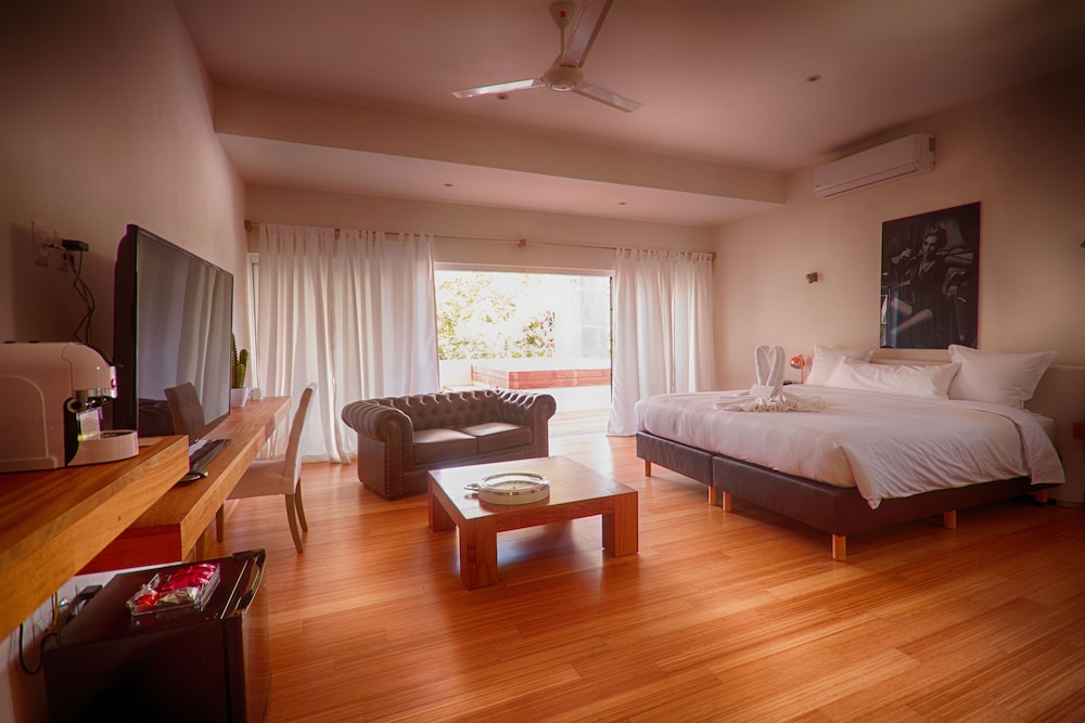 Royal Suite, 1 King Bed, Jetted Tub, Poolside
