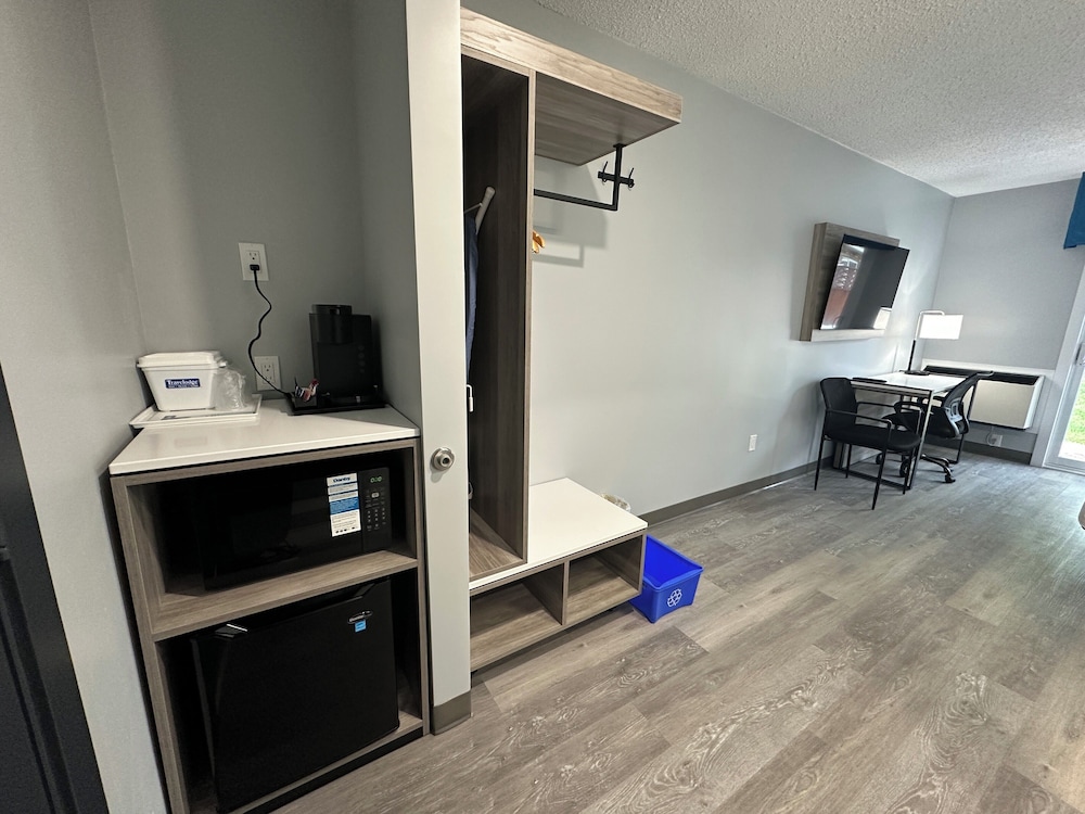 Room, 1 King Bed, Non Smoking (Sundeck) - Photo 10