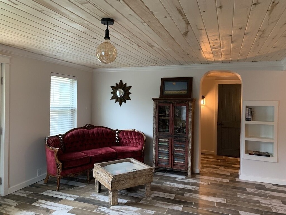 House, 2 Bedrooms photo 1