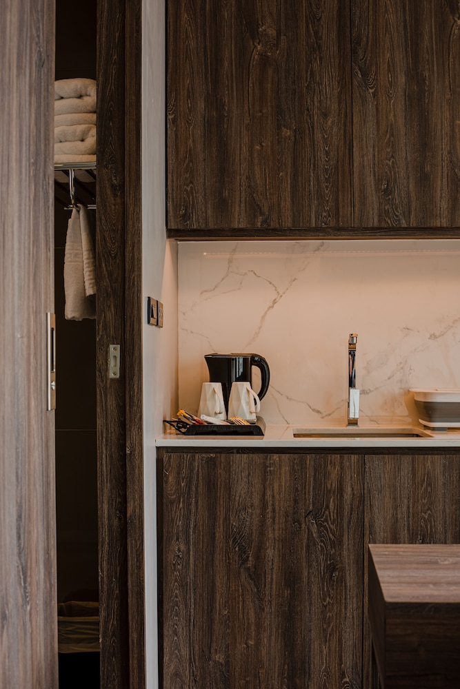 Rak Suite Room with Kitchenette City View - Photo 8
