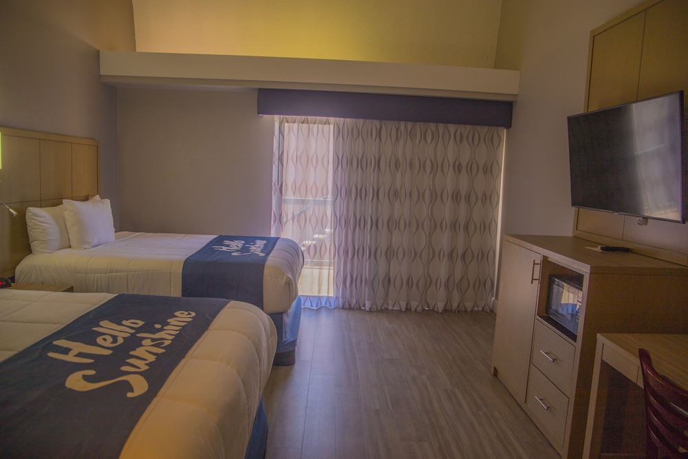 Standard Room, 2 Queen Beds, Balcony photo 3