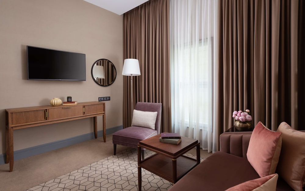 Family Room, 1 King Bed photo 2