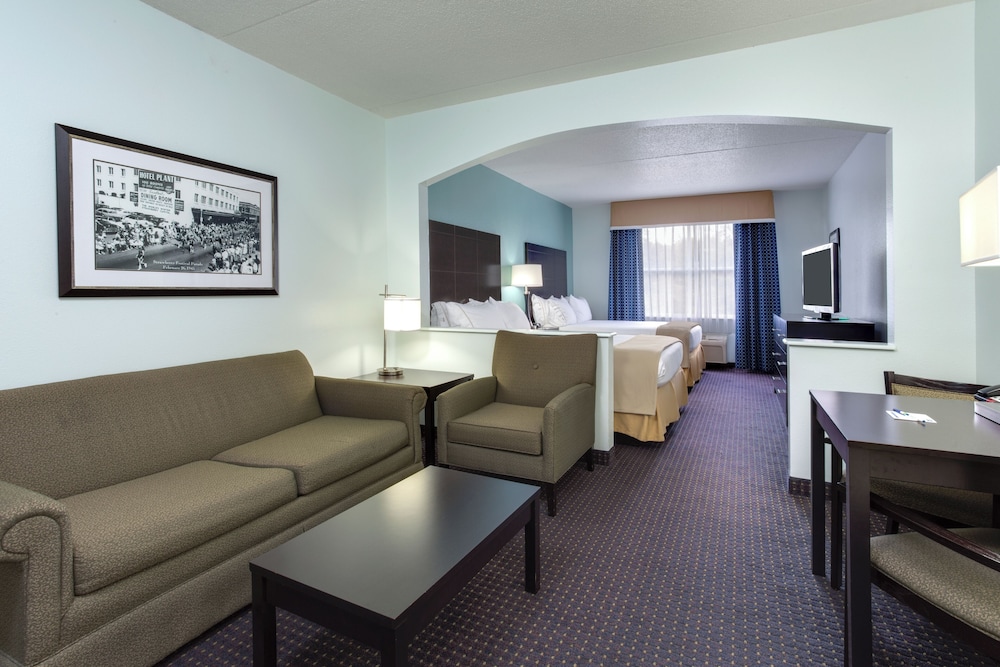 Suite, 2 Queen Beds - Photo 2