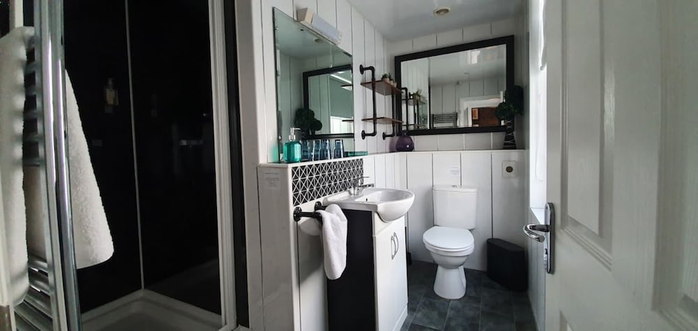 Superior Double Room, Ensuite - Photo 12