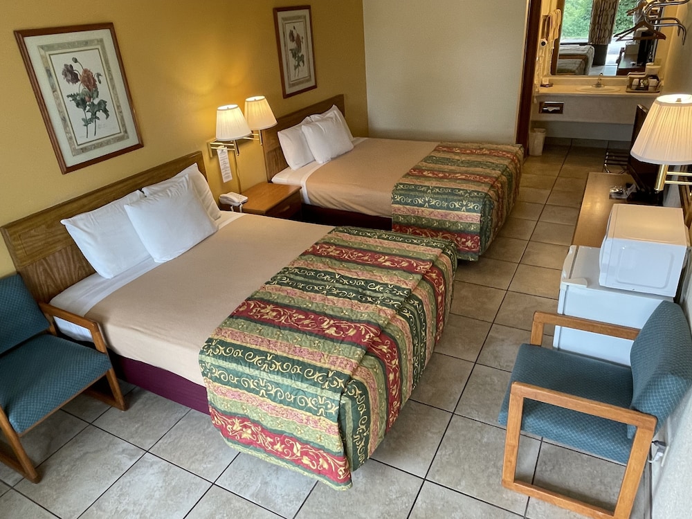 Two Queen Beds, Non-Smoking, Pets Allowed - Photo 3
