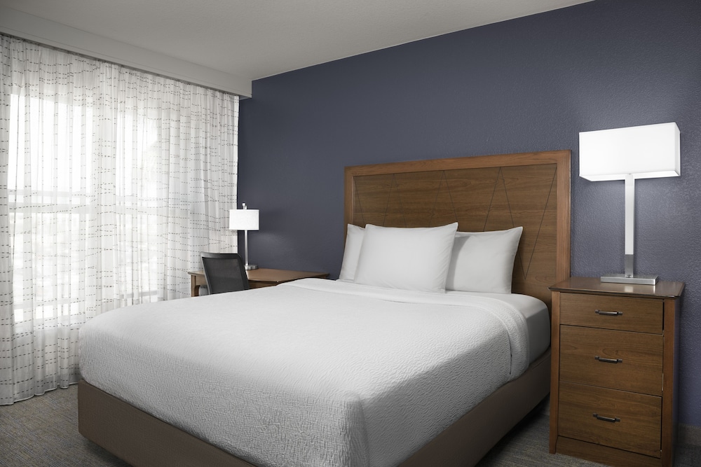 Suite, 2 Bedrooms (Fireplace) - Photo 2