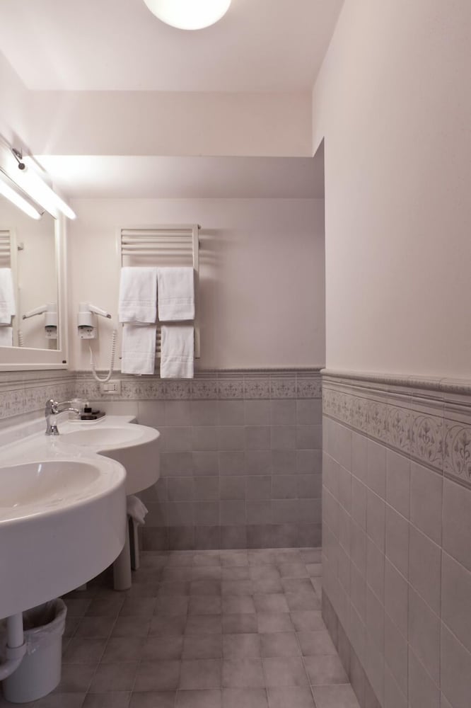 Junior Suite (Deluxe) - Photo 4