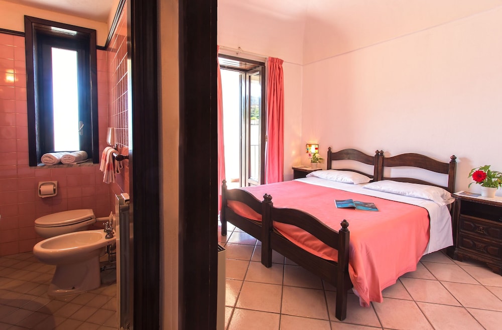 Standard Double Room - Photo 1