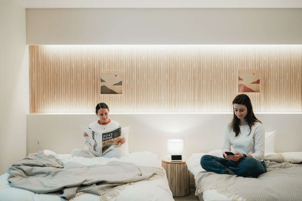 Premium Twin Room thumbnail 5