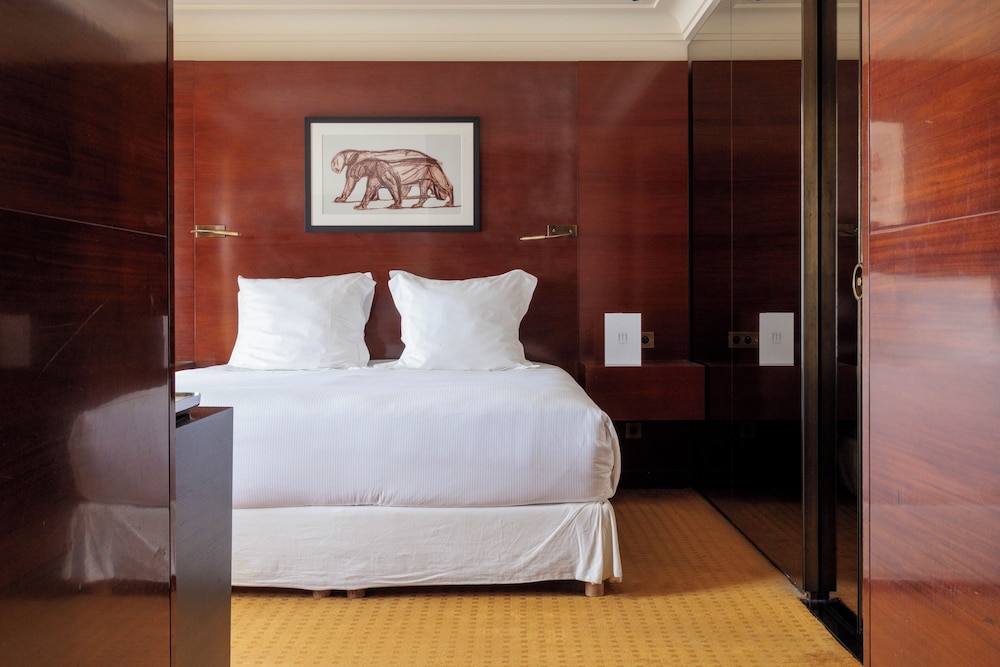 Standard Room, 1 King Bed, Courtyard View photo 3