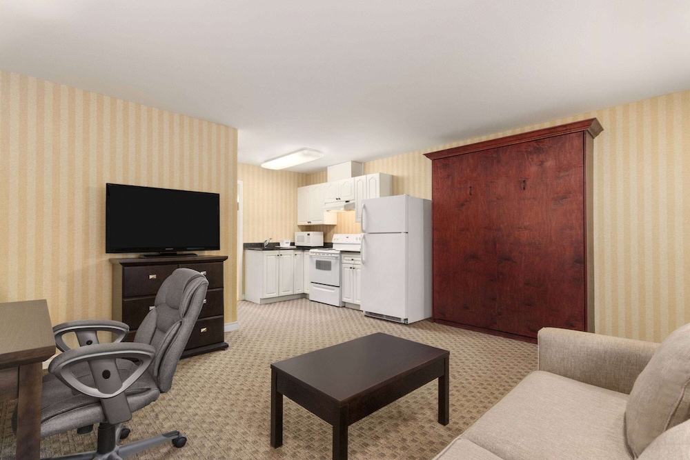 Suite, 1 Queen Bed with Sofa bed, Non Smoking, Kitchenette - Photo 4