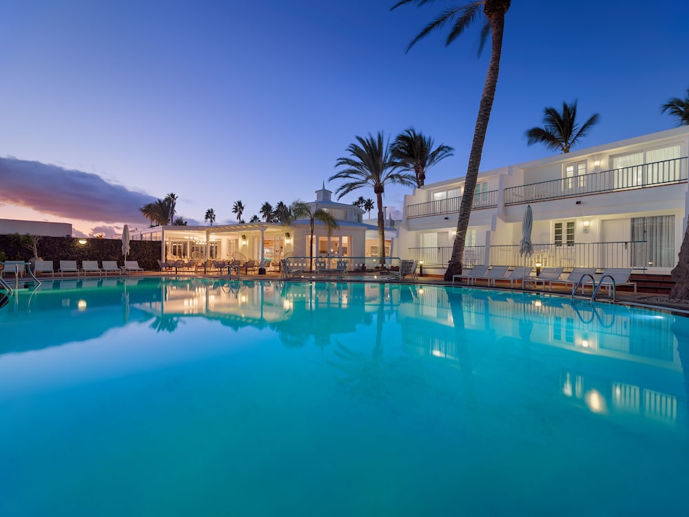 Two-bedroom apartment, pool view, balcony or terrace (5 adults) thumbnail 6