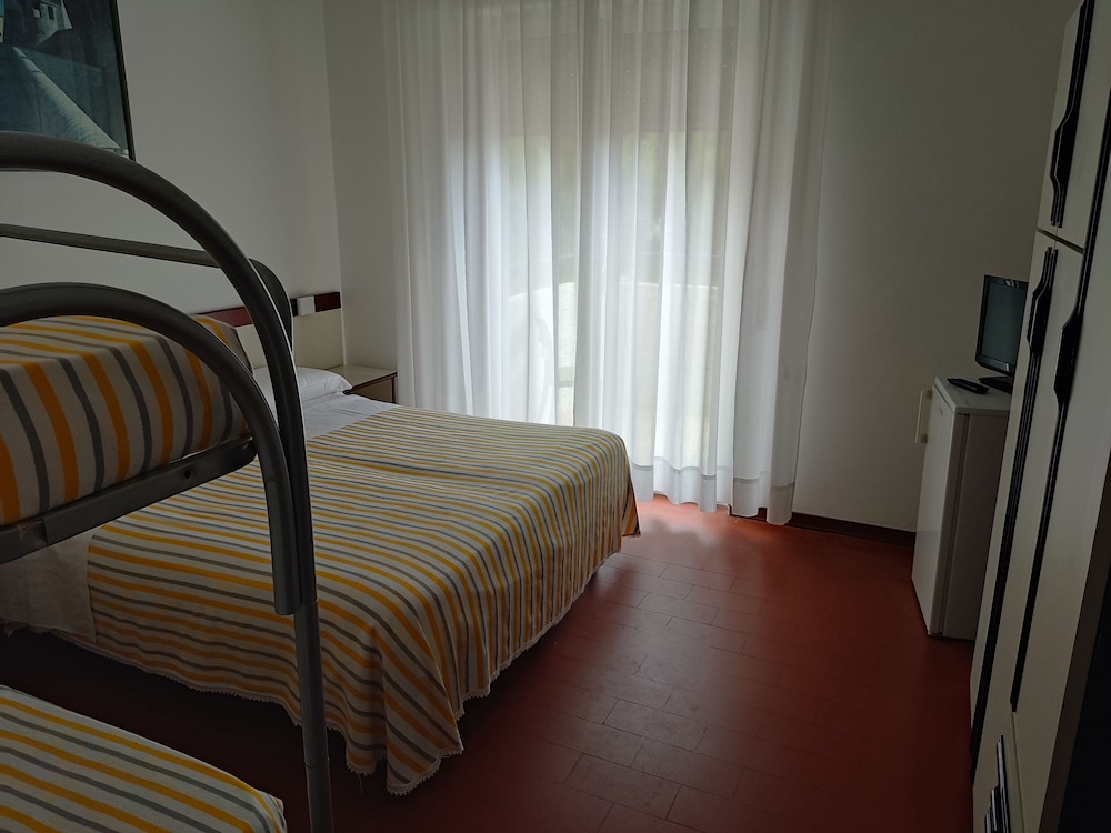 Economy Quadruple Room photo 3
