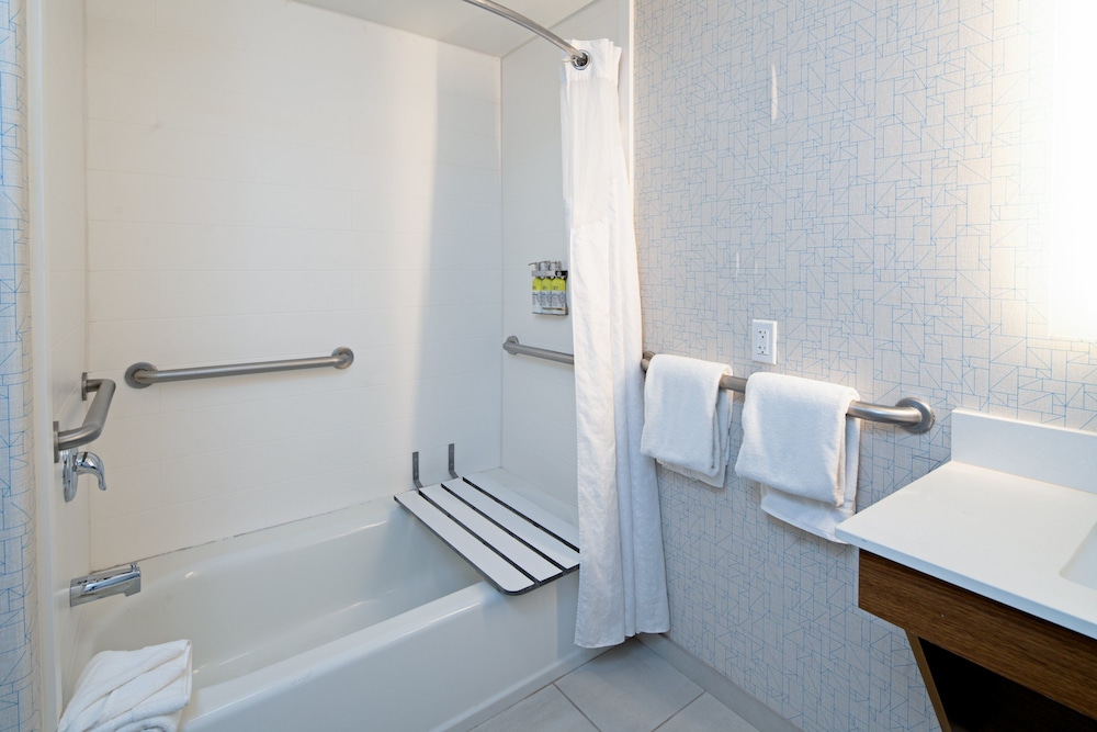Standard Room, 1 King Bed, Accessible (Mobility, Accessible Tub) - Photo 4