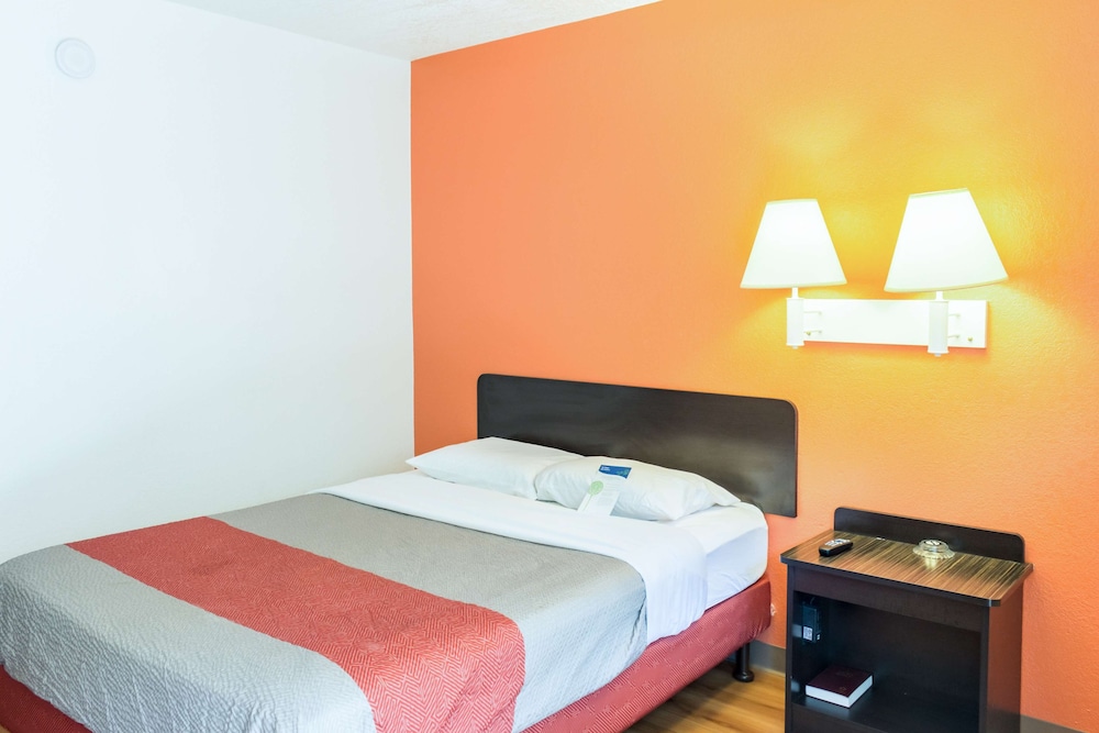 Standard Room, 1 Queen Bed, Non Smoking photo 1