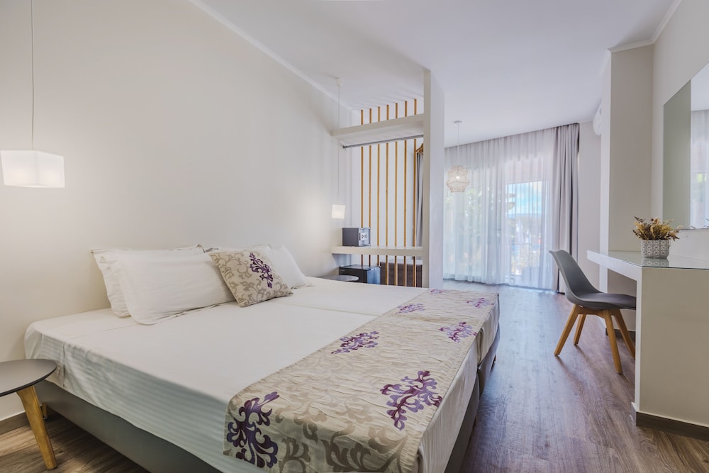 Deluxe Studio Suite, Balcony, Pool View photo 1