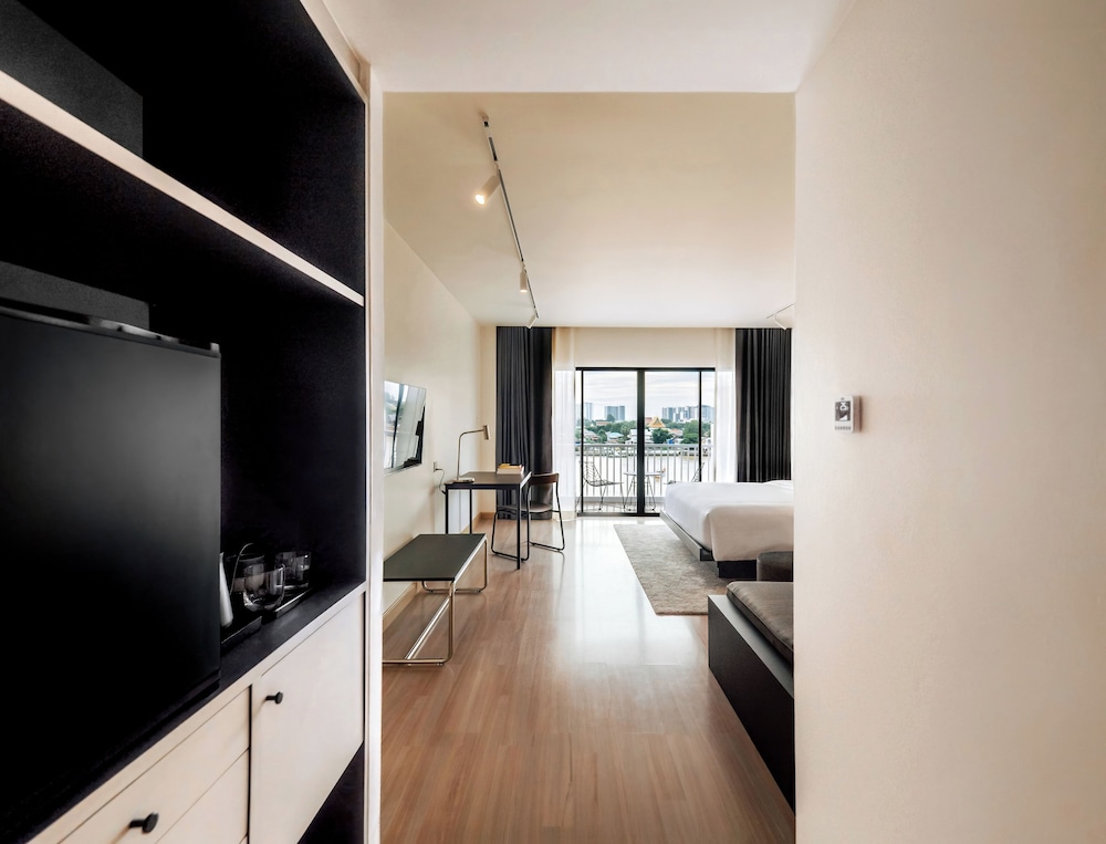 Premium Room, 1 King Bed photo 3