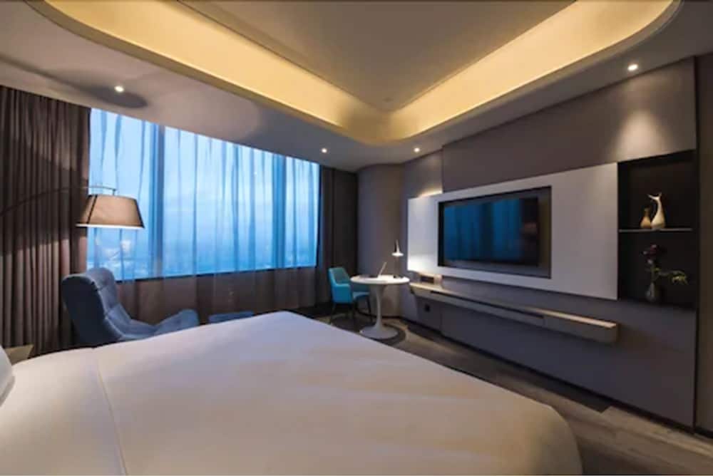 Deluxe Room, 1 King Bed, River View photo 3