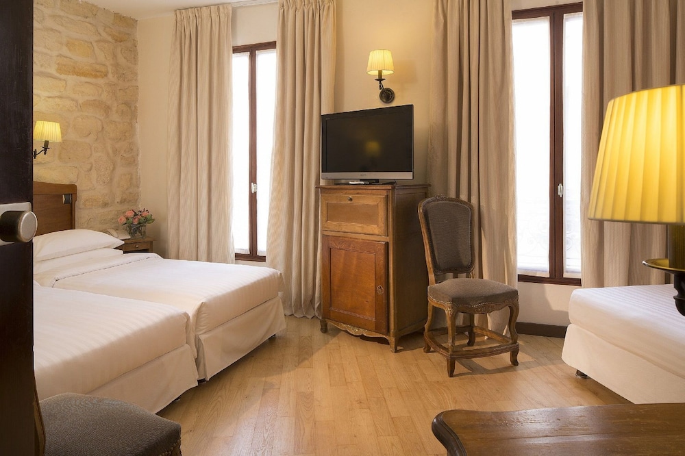 Executive Triple Room courtyard view