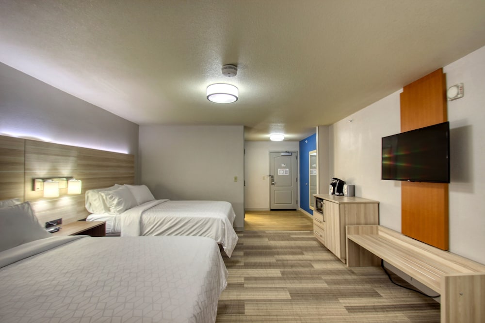 Standard Room, 2 Queen Beds - Photo 9