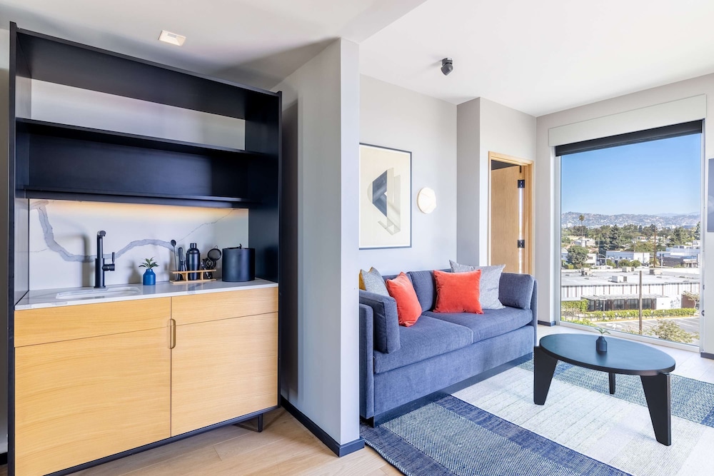 Premium Suite, 1 King Bed, Balcony - Photo 3