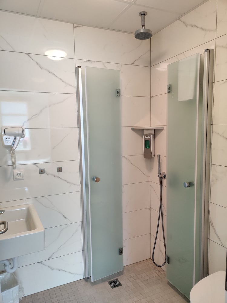 Twin Room, Private Bathroom photo 2