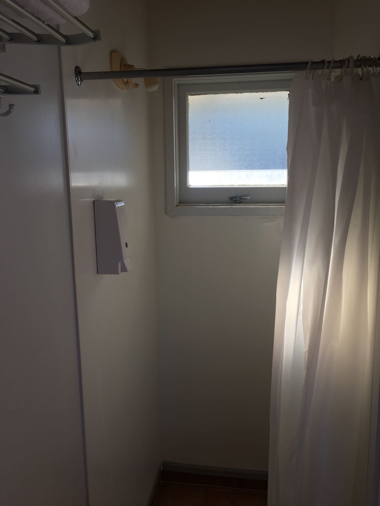 Ensuite Queen Sized photo 3