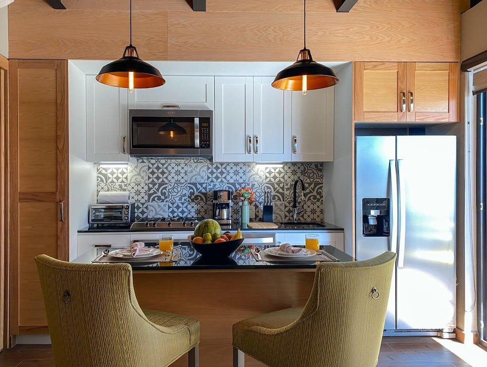 1 Bed 1 Bath Street/partial Ocean View Suite