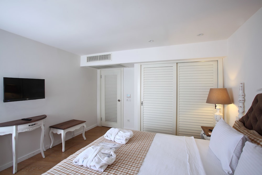 Queen Superior Room