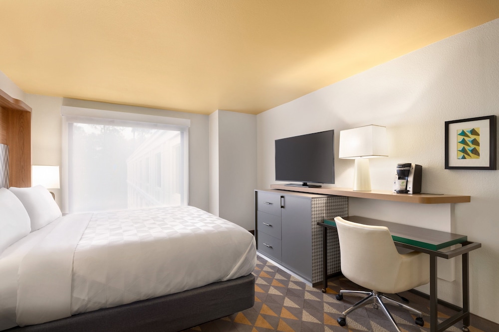 Premium Room, 1 King Bed with Sofa bed - Photo 1