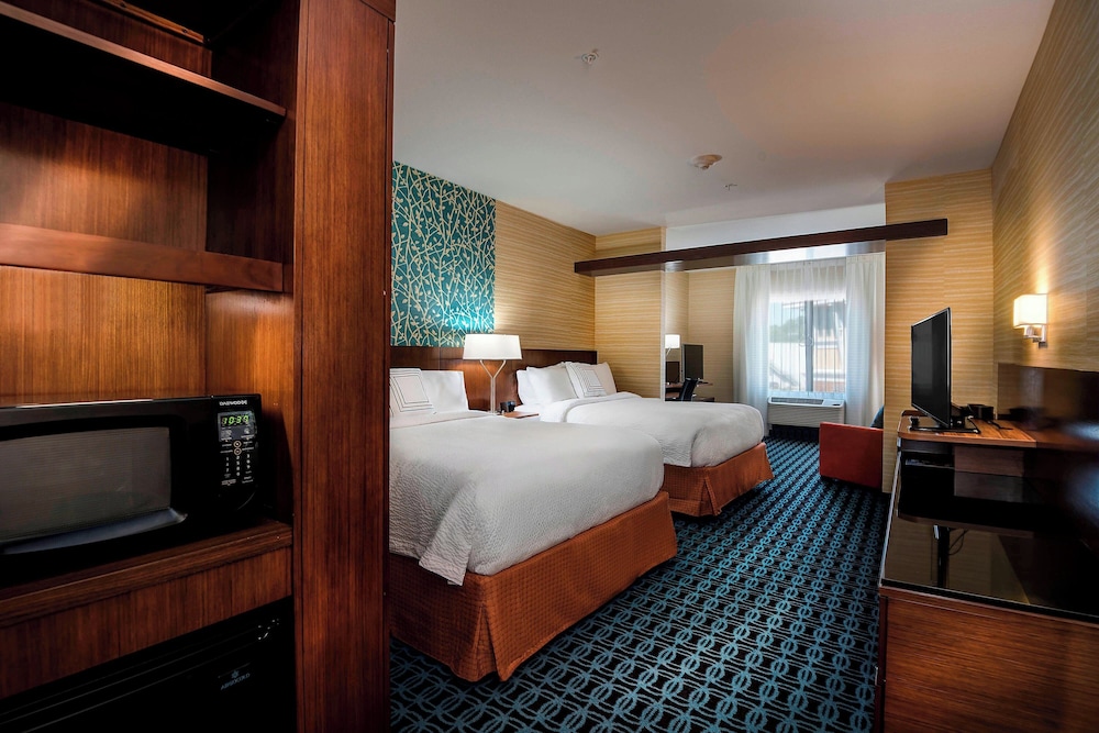 Suite, Multiple Beds (Mobility/Hearing Access, Roll-in Shwr)