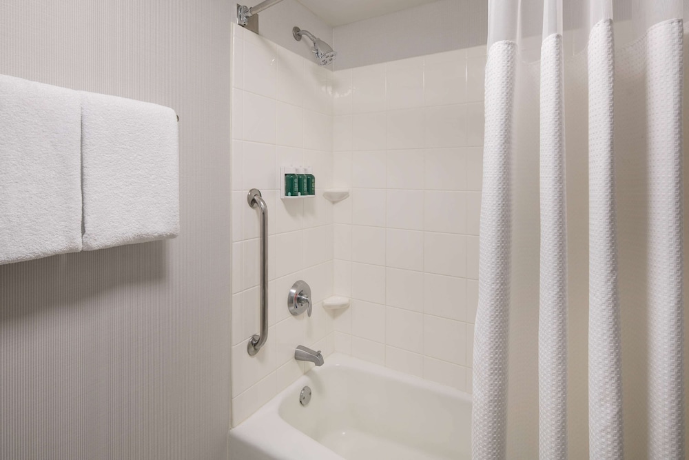 Deluxe Room, 2 Queen Beds, Accessible (Mobility Tub) - Photo 6