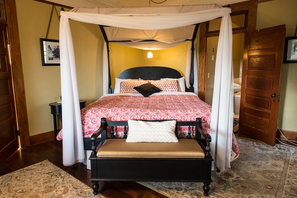 Suite, 1 King Bed, Jetted Tub photo 2