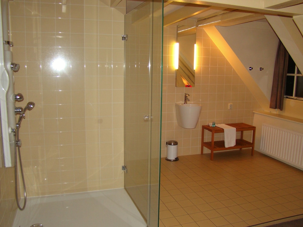 Deluxe Double Room (Massage Shower)