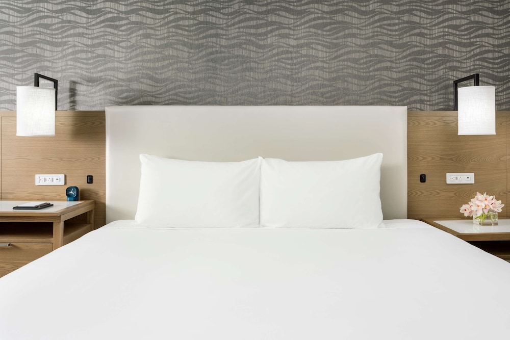 Room, 1 King Bed, Balcony - Photo 2