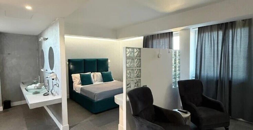 Junior Suite, 1 King Bed - Photo 1