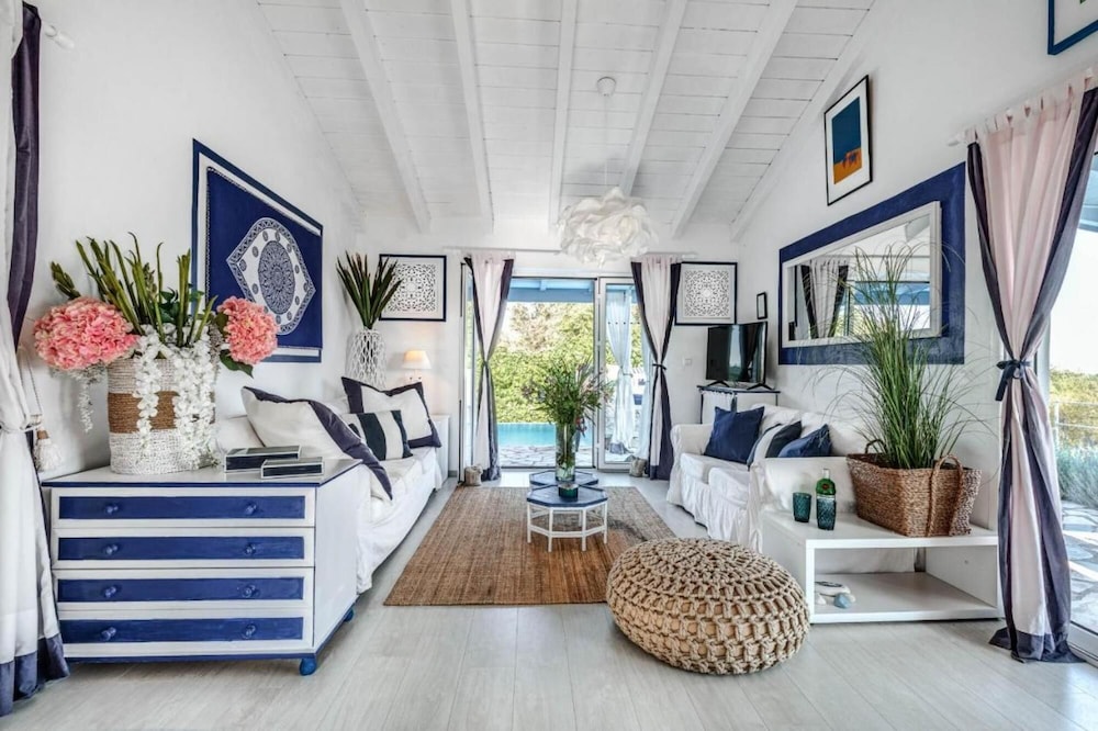 Villa photo 1