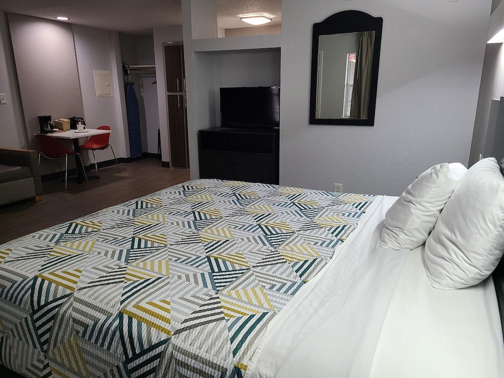 Deluxe Room, 1 Queen Bed, Smoking, Kitchenette - Photo 4