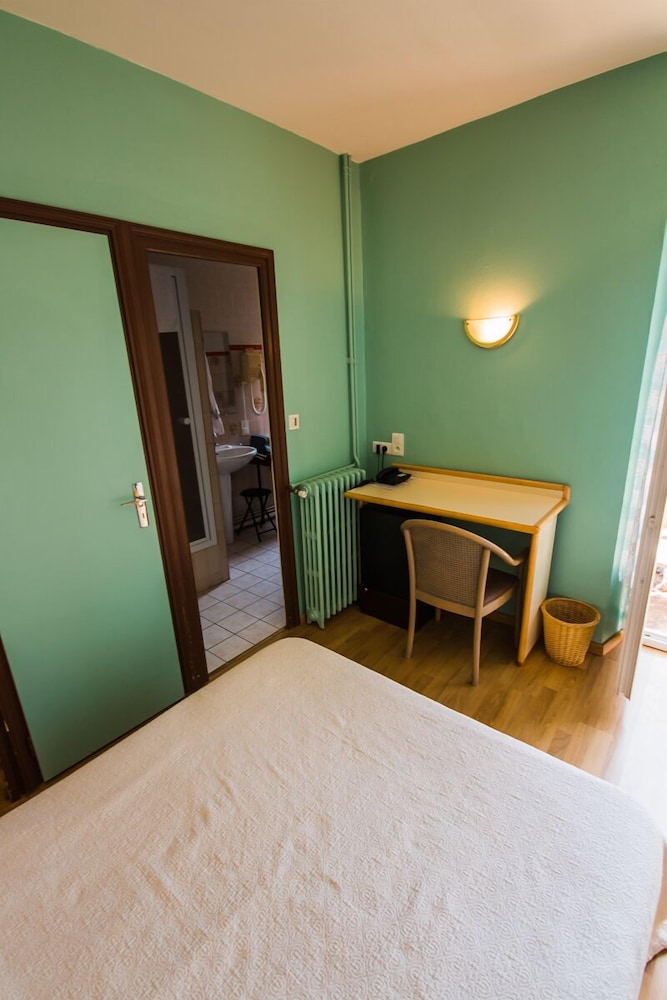 Standard Triple Room - Photo 9
