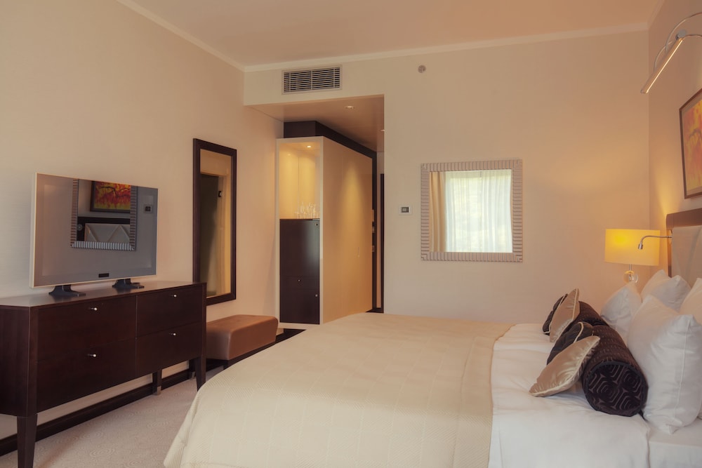 Hill View Guest Room, 1 King Bed - Photo 2