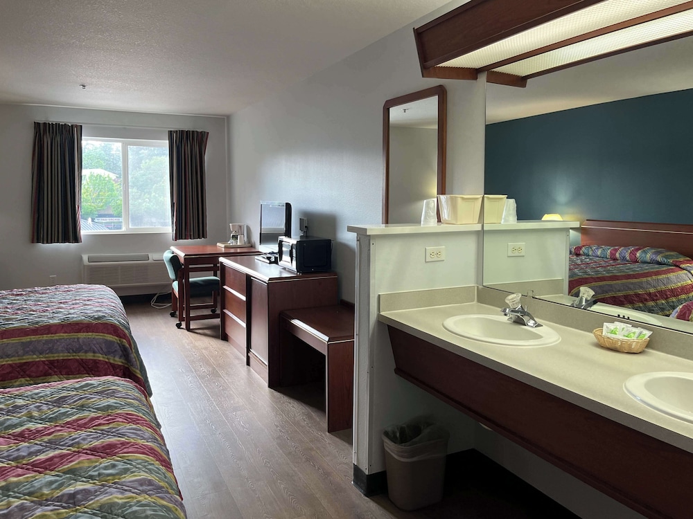 Standard Room, 2 Queen Beds, Non Smoking, Refrigerator & Microwave - Photo 5