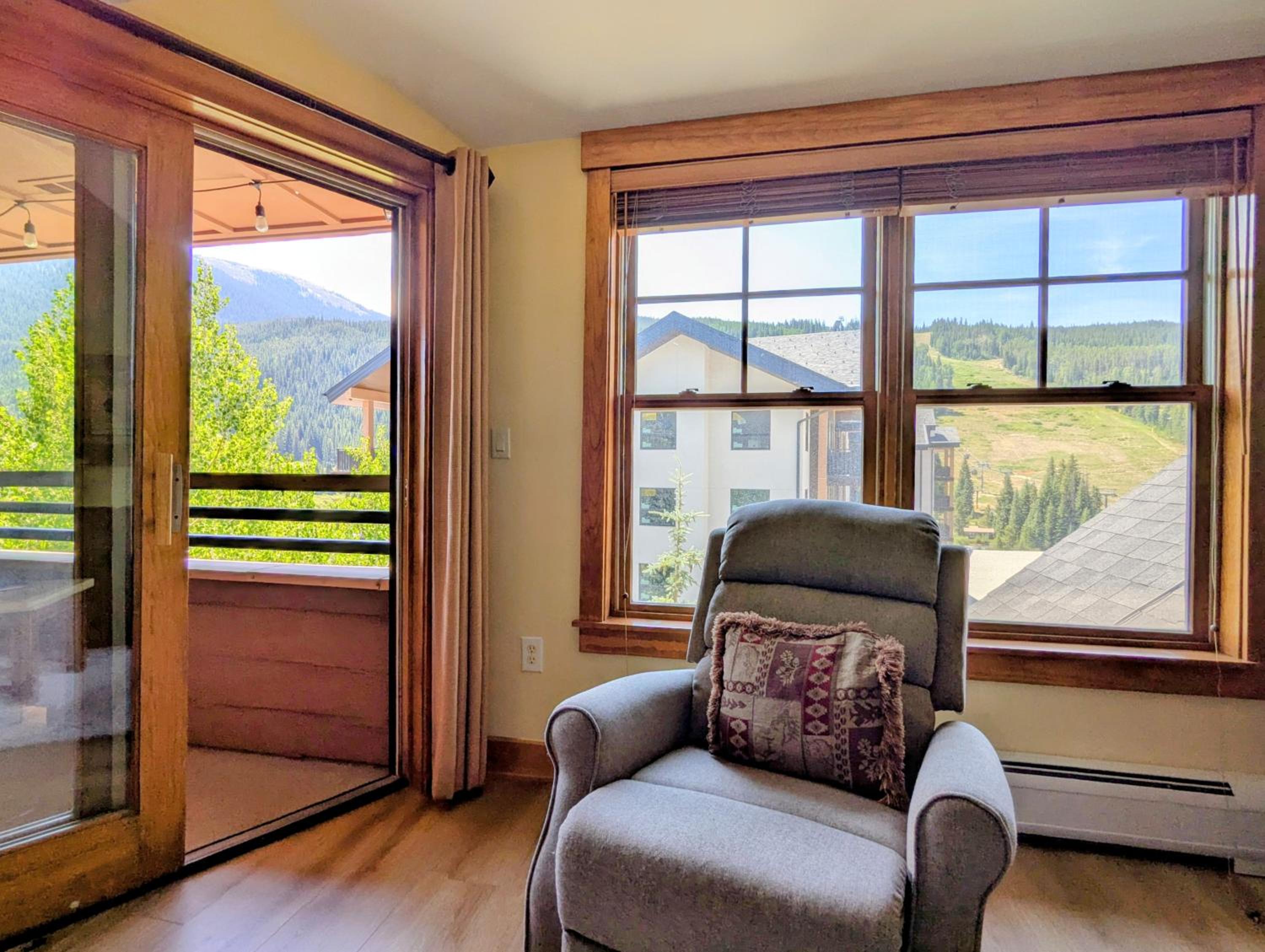 One-Bedroom Apartment with Balcony