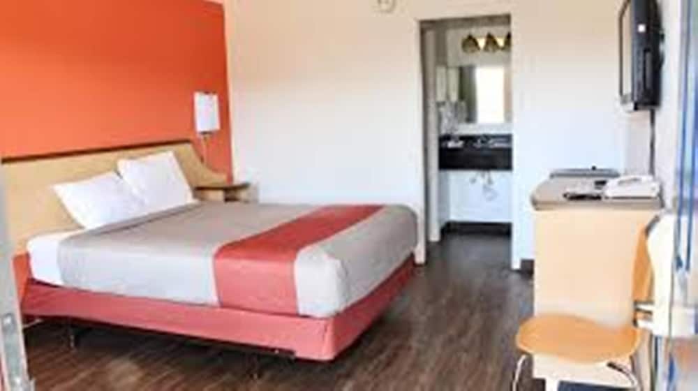 Standard Room, 1 King Bed, Non Smoking - Photo 5